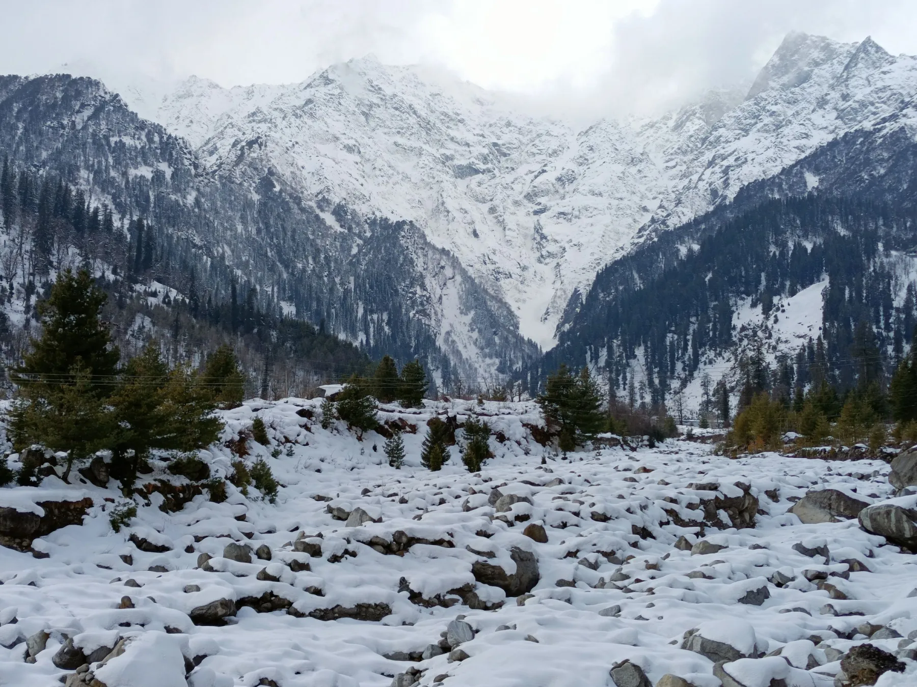 Snowy landscape of mountain ranges in Manali, Himachal Pradesh during winter.