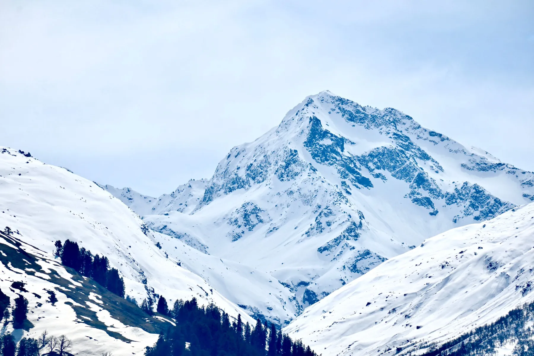 Majestic snow-capped peaks of the Himalayas in Manali offer a stunning natural landscape in winter.